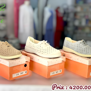 حذاء نسائي عملي بتصميم بسيط وأنيق